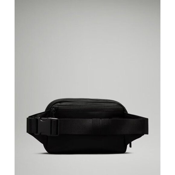 Everywhere Belt Bag Large with Long Strap 2L - Black/Black - Picture 3 of 4